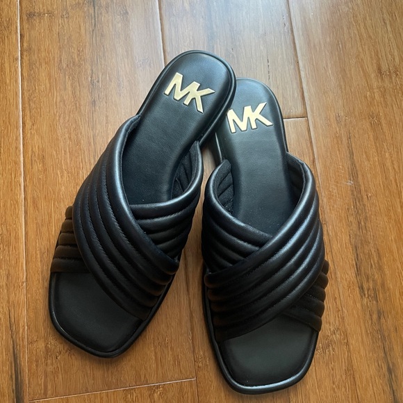 MK black sandal. - Picture 2 of 5